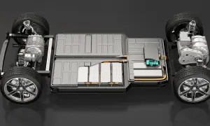 Chassi med elbilens batteripack, redo att ladda batteri. Syns hjul, motor och fjädring.