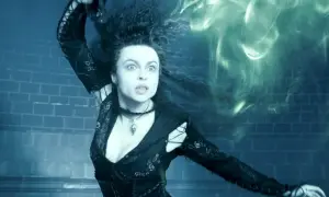 Helena Bonham Carter w filmach jako Bellatrix Lestrange, rzuca zaklęcie.