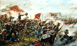 Intens strid under slaget vid Gettysburg. Soldater i uniformer kämpar med gevär och bajonetter, medan rök och damm fyller luften. En officer på häst höjer sin hatt.