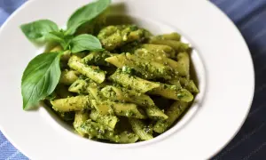 Penne z aromatycznym pesto bazyliowym, idealne danie, gdy zastanawiasz się, co zrobić z pesto.