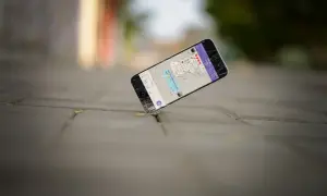 Rozbity telefon leży na chodniku. Wypalony ekran pokazuje ostatnią rozmowę: "Czy właśnie zerwałaś ze mną?".