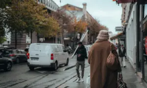 Spacerem po mieście, gdzie życie tętni, a możliwości są na wyciągnięcie ręki. Zalety mieszkania w mieście to dostęp do wszystkiego, co potrzebne.