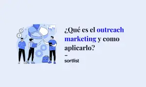 Personas analizan un gráfico de pastel y barras, discutiendo qué es el outreach marketing y cómo aplicarlo.
