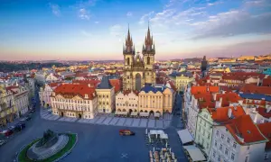 Praga, perła Czech, zachwyca turystów gotycką architekturą i urokliwymi uliczkami. Tętniący życiem rynek zaprasza do odkrywania uroków czeskiej turystyki.