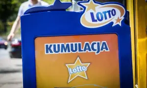 Niebieska gablota Lotto z napisem "Kumulacja" i logo. Czy wygraną z lotto trzeba wpisywać do rocznego zeznania pit?