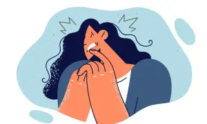 Verzweifelte Frau mit dunklen Haaren, die sich die Finger in den Mund steckt. Ein Symbol für Schuldzuweisung in der Psychologie, das innere Qualen darstellt.