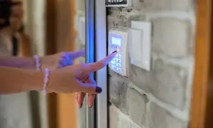 Main tenant active le système d'alarme de sa maison, espérant éviter un cambriolage.