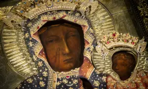 Ikona Matki Boskiej z Dzieciątkiem, bogato zdobiona klejnotami i złotem, symbolizuje przyczyny czci czarnych madonn w europejskich sanktuariach.
