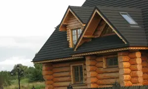 Ile kosztuje ubezpieczenie domu drewnianego? Sprawdź, co wpływa na cenę