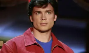 Tom Welling w czerwonej kurtce, znany z filmów, seriali i programów.