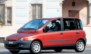Röd Fiat Multipla till salu, en man kör. Unik design, perfekt för familjen.