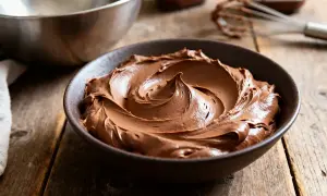 Crème onctueuse au chocolat, prête à être dégustée. Un délice de chantilly mascarpone chocolat.