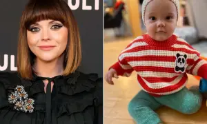 Czy Cleo ma dzieci? Na zdjęciu aktorka Christina Ricci i jej synek w sweterku w paski z pandą.