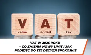 Drewniane klocki z literami V, A, T i napisami "value", "added", "tax" na monetach. Temat: zwolnienie podmiotowe z VAT w 2026 roku.