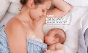 Mama karmi piersią dziecko, które przytula się do jej piersi. Tekst na zdjęciu: "Jak przystawić dziecko do piersi?".