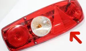 Luz trasera roja con reflectores. El triángulo rojo es un catadioptrico, esencial para la seguridad vial.