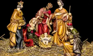 Szopka z figurkami przedstawiającymi narodziny Jezusa, ukazująca najpiękniejsze tradycje bożonarodzeniowe.
