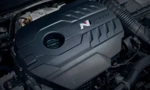 Silnik turbo z oznaczeniem "N" i napisem "TURBO". To serce samochodu, które generuje moment obrotowy, czyli siłę napędową.