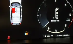 Na desce rozdzielczej widać ikonę AdBlue, która informuje o niskim poziomie płynu. Obok wskaźnik paliwa i zasięg 620 km.