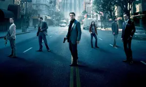 Incepcja obsada: Leonardo DiCaprio, Joseph Gordon-Levitt, Ellen Page, Tom Hardy, Ken Watanabe, Cillian Murphy w miejskim krajobrazie.