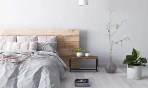 Co zamiast szafki nocnej? Kreatywne pomysły na stylową sypialnię