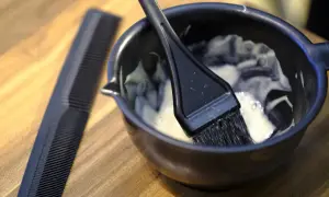 Mieszanka do farbowania włosów, jak do Casting Creme Gloss, gotowa do nałożenia na suche lub mokre włosy. Obok grzebień.