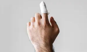 Dito con benda, forse un dito amputato dopo un incidente.