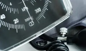 Zbliżenie na manometr ciśnieniomierza. Skala pokazuje wartości w mmHg i kPa. Może to być pomocne w diagnozowaniu problemów z ciśnieniem, czyli przepływomierz objawy.