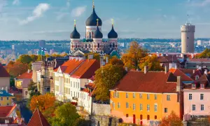 Widok na Tallin, gdzie widać cerkiew Aleksandra Newskiego i wieżę Kiek in de Kök. W tle jesienne drzewa i zabudowania, przypominające o historii i walucie Estonii.