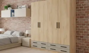 Armario moderno con puertas de madera clara y cajones grises. Ideas para puertas de armarios con diseño minimalista y tiradores negros.