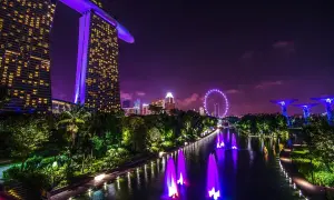Nocny Singapur: Marina Bay Sands, diabelski młyn i świetliste drzewa. Marzenie o wizie do Singapuru staje się rzeczywistością.