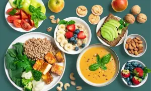 Gesunde Mahlzeiten mit proteinreichen Lebensmitteln zum Abnehmen: Buchweizen, Tofu, Gemüse, Beeren, Nüsse und Avocado.