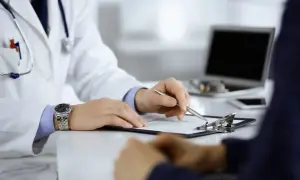 Lekarz omawia z pacjentem wyniki badań. Czas oczekiwania na wyniki krwi może się różnić.