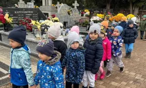 Dzieci idą na cmentarz. Jak przygotować się do pierwszej wizyty na cmentarzu z małym dzieckiem? Rozmowa, spokój i wyjaśnienie, co się dzieje.