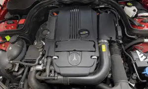 Mercedes W204 - jakie silniki benzynowe oferują najlepsze osiągi?