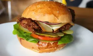 Soczysty burger z chrupiącym kotletem, serem, warzywami i ogórkiem. Idealny, gdy zastanawiasz się, ile smażyć burgera, by był perfekcyjny.