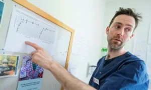 Läkare pekar på diagram om SSRI-behandling, kanske för att förklara hur man kan byta från SSRI till SNRI.