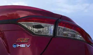 Czerwony lakier samochodu z napisem "SE HEV" pod światłem tylnym. Czy lakier hybrydowy wyschnie bez lampy?