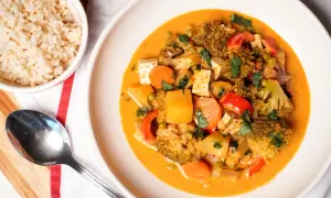 Pyszny, wegetariański massaman curry przepis z tofu, brokułami i marchewką w kremowym sosie. Podany z brązowym ryżem.