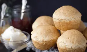 Glutenfria scones med fiberhusk, redo att avnjutas med sylt och grädde.