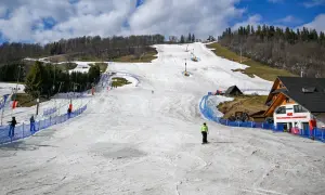Ostatnie dni sezonu narciarskiego w Polsce. Na stoku widać nielicznych narciarzy i snowboardzistów, a także wyciągi krzesełkowe.