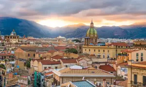 Widok na Palermo o zachodzie słońca, z górami w tle. Czy warto odwiedzić to miasto? Zdecydowanie tak!