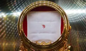 Największy cud eucharystyczny: plamka krwi na białej tkaninie w złotej monstrancji.