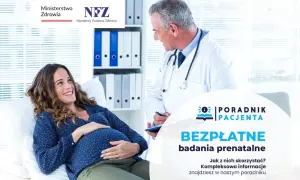 Uśmiechnięta ciężarna kobieta rozmawia z lekarzem. Dostępne są bezpłatne badania prenatalne NFZ.