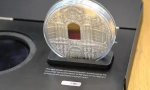 Srebrna moneta kolekcjonerska z Palauan, z bogatym zdobieniem. Zastanawiasz się, ile kosztuje 1 kg srebra 999? Ta moneta to dowód na wartość kruszcu.