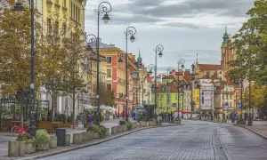 Spacerem po Krakowskim Przedmieściu, wśród kolorowych kamienic i zabytkowych latarni, jesienią.