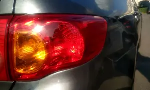 Tylna lampa Toyoty Yaris 2, gotowa do wymiany żarówki.