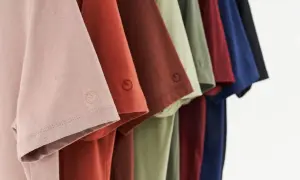 Reihe von T-Shirts in verschiedenen Farben. Lyocell Stoff Nachteile sind hier nicht sichtbar, aber die Qualität ist erkennbar.