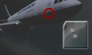 Gros plan sur un avion Air France, une zone est encerclée en rouge. Une image incrustée montre deux impacts sur la carlingue, suggérant un vol peine.