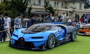 Niebieski Bugatti Chiron z numerem 16 na grillu, prezentowany na trawie, otoczony przez widzów robiących zdjęcia.